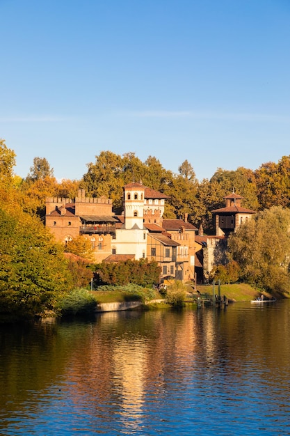 Turijn Italië Circa november 2021 buiten panorama met schilderachtige Turijn Valentino kasteel bij zonsopgang in de herfst