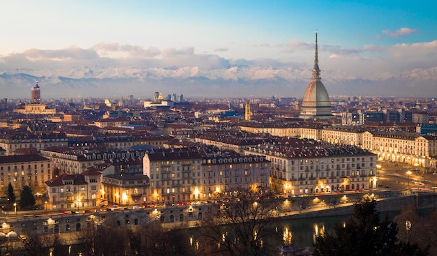 Turijn, regio piemonte, italië. panorama van monte dei cappuccini (cappuccini's hill) bij zonsondergang met alpen bergen en mole antonelliana monument.