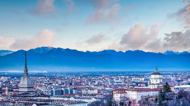 Турин, Италия - около августа 2020 года: панорамный вид с горизонтом на закате. Замечательные горы Альп в фоновом режиме.