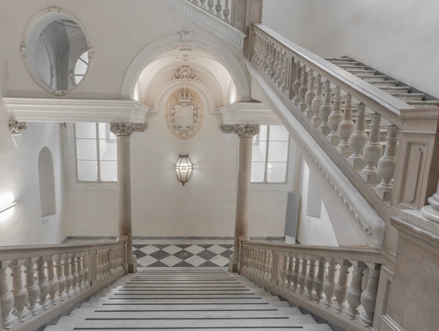 Photo turin, italy - circa may 2021: luxury staircase made of marble in an antique italian palace