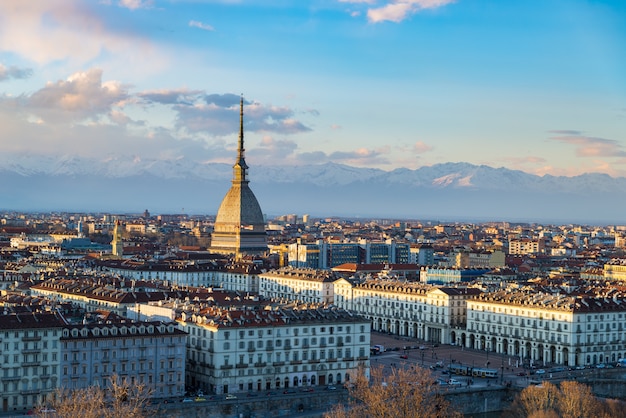 日没時のトリノのスカイライン。トリノ、イタリア、モーレ・アントネリアーナとパノラマ都市景観