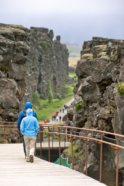 Turisten in het nationale park van Pingvellir