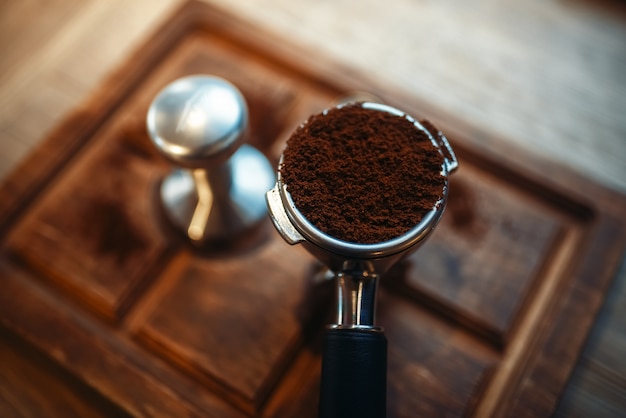 Turk met versgemalen koffie op houten teller