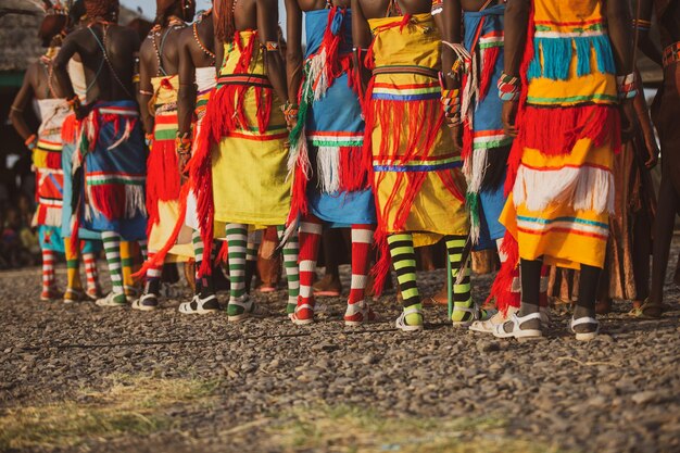 Photo turkana men wearing colourful traditional clothes