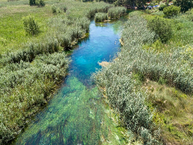 トルコ Akyaka Azmak 川旅行コンセプト写真ドローンで上から風景を見る