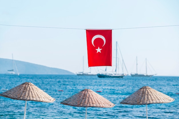 아름 다운 바다 배경에 터키 국기입니다. 터키 개념의 휴일.