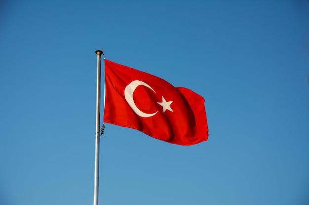 トルコの旗が青い空を背景に風になびく