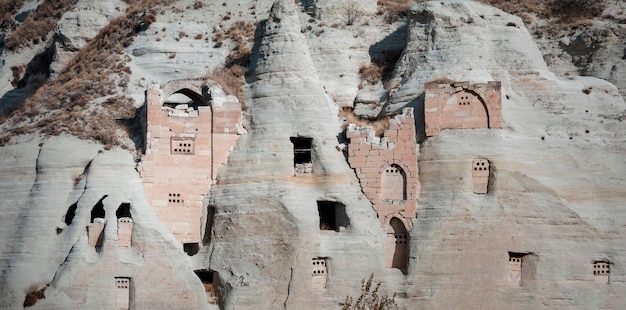 Turkije, Cappadocië, Göreme. Gomeda-vallei. Oude duiventillen en andere grotstructuren uitgehouwen in zanderige rotsen