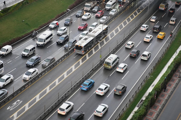 Turkije istanbul 12 januari 2023 verkeer op een hoge plek in istanbul