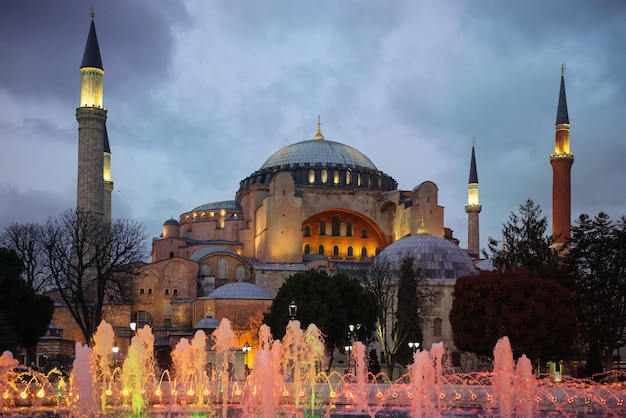 Turkije, istanbul - 31 maart 2017: hagia sophia was een grieks-orthodoxe christelijke patriarchale basiliek (kerk), later een keizerlijke moskee en nu een museum in istanbul