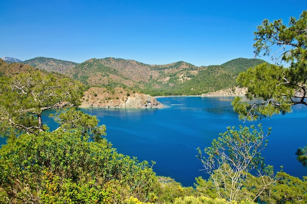 Turkije landschap met blauwe zee lucht groene heuvels en bergen