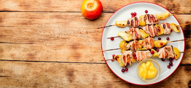 Turkije shish kebab met appel op landelijke houten tafel. Kopieer ruimte