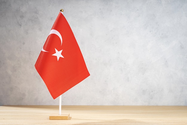 Turkije tabel vlag op witte getextureerde muur. Ruimte kopiëren voor tekst, ontwerpen of tekeningen