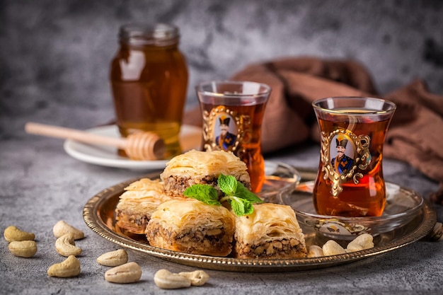 Photo turkish, arabic baklava & tea with honey