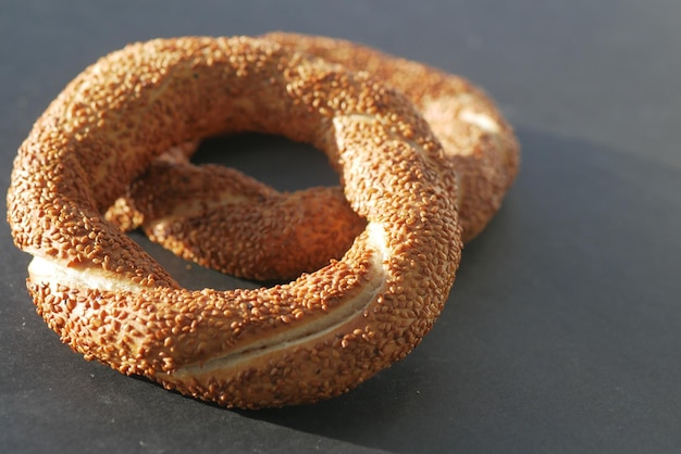 Photo turkish bagel simit on table