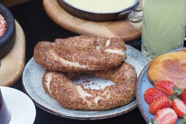 Foto bagel simit turco sul tavolo