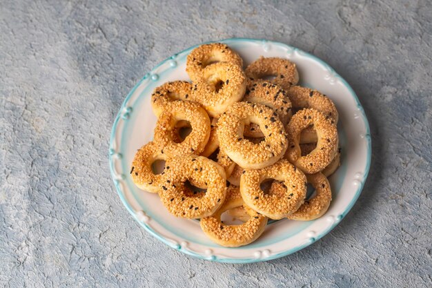 写真 ゴマまたは塩味のリング クッキーを添えたトルコ風ベーグル。トルコ名; kandil simidi または tuzlu halka kurabiye