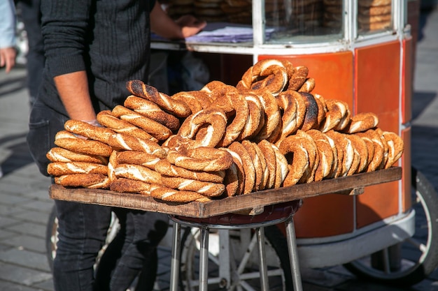 Фото На улице продаются турецкие булочки с кунжутом.