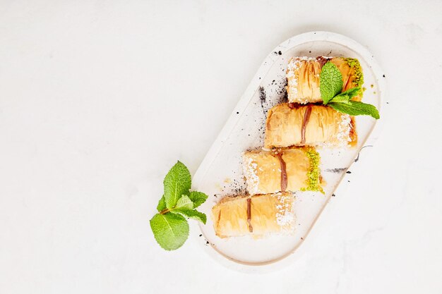 Photo turkish baklava with pistachio baklava slices traditional turkish dessert