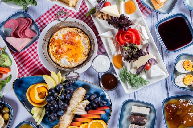 写真 トルコの朝食オムレツフルーツチーズの卵とさまざまなもの