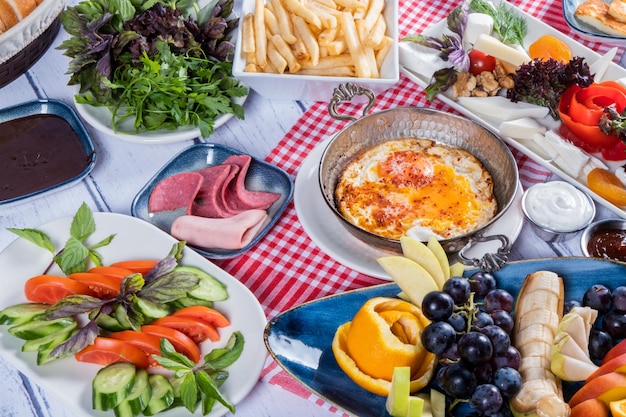 トルコの朝食オムレツフルーツエッグとさまざまなもの