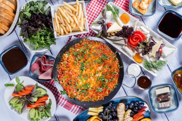 Foto uovo di frutta frittata colazione turca e cose diverse