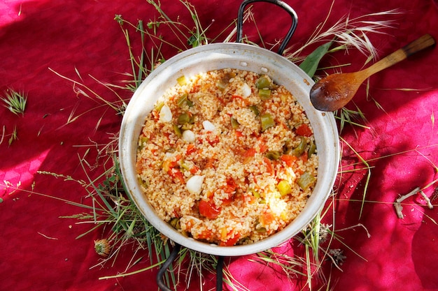 Foto bulgur pilaf turco con verdure