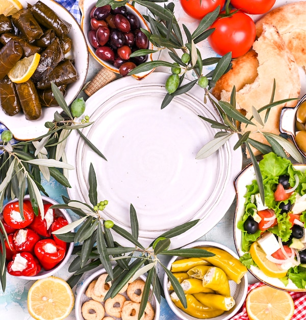 Foto involtini di cavolo turco e vari snack di cucina nazionale