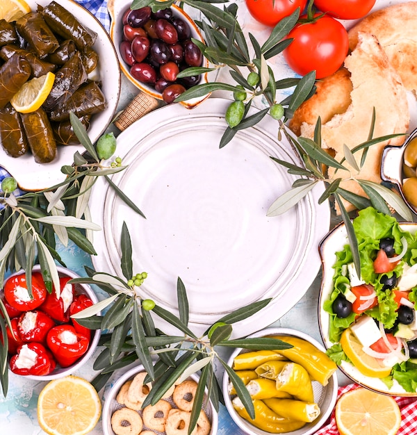 Photo turkish cabbage rolls and various snacks of national cuisine