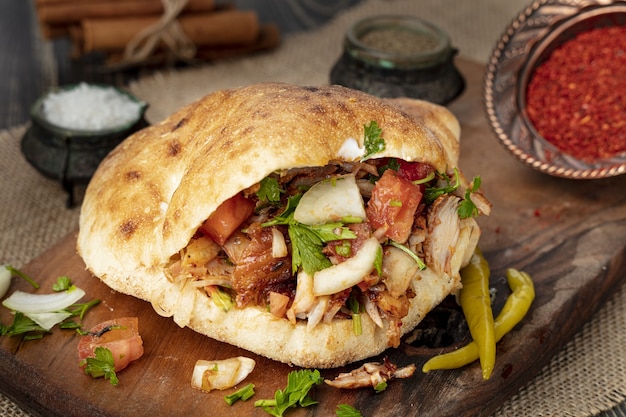 Foto sandwich di pollo turco al doner. fast food.