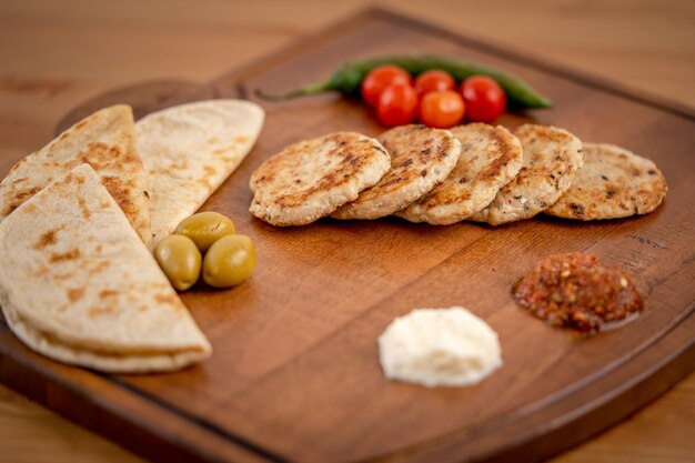 Foto koofteh di pollo turco con pane e salse.