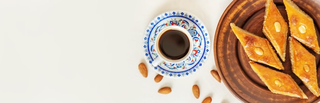 밝은 배경에 터키식 커피와 바클라바. 선택적 초점입니다. 음식.