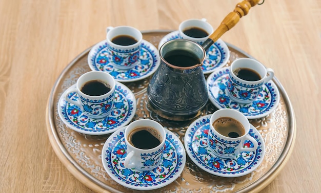 Кофе по-турецки много чашек на столе Избирательный фокус Напиток