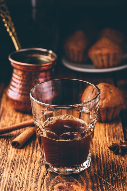 写真 スパイスとマフィンが入ったトルコ コーヒー