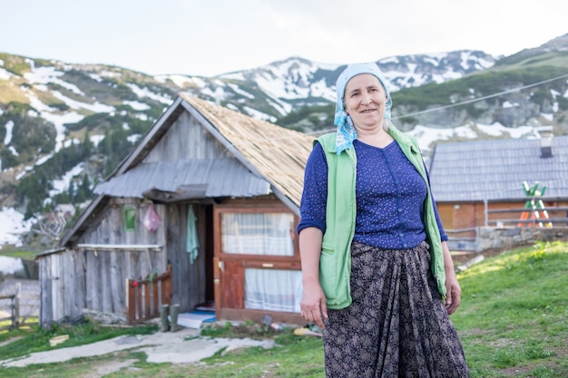 伝統的な衣服を着たトルコの国の女性