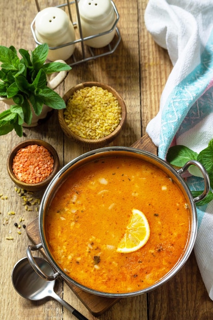 소박한 테이블에 쌀 렌즈콩과 민트를 곁들인 터키 요리 전통 수프