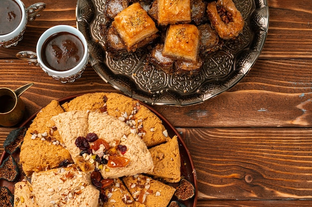 Рахат-лукум и десерт из халвы на деревянном столе