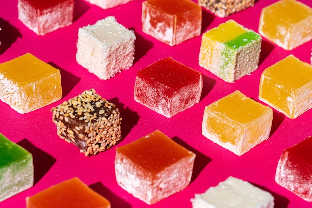 Photo turkish delight square pieces on a bright pink