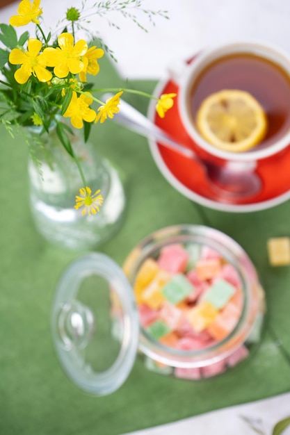 Turkish Delight-weergave van de tol met een kopje thee en Turks fruit-snoepjes op een bord Een traditionele oosterse traktatie is zoetheid