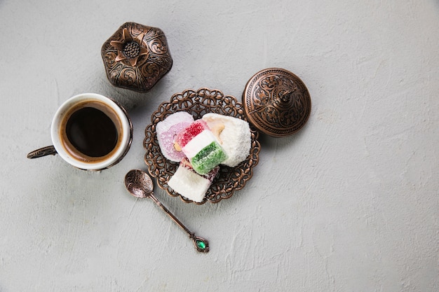 Photo turkish delight with coffee cup on table