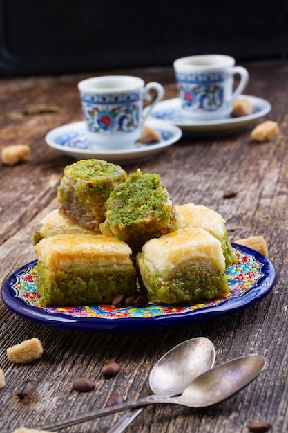 Delizie turche. dolci baklava con due tazze di caffè