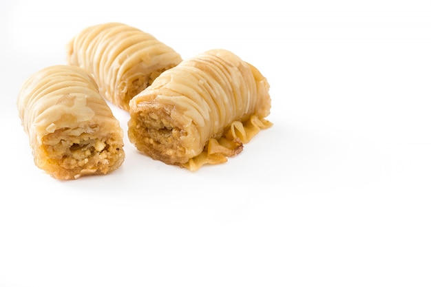 Foto baklava turca del dessert isolata sullo spazio bianco della copia