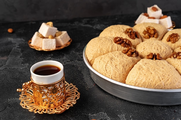 Турецкая десертная пахлава с орехами на черном фоне