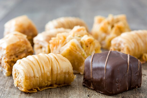 Baklava turca del dessert sulla tavola di legno