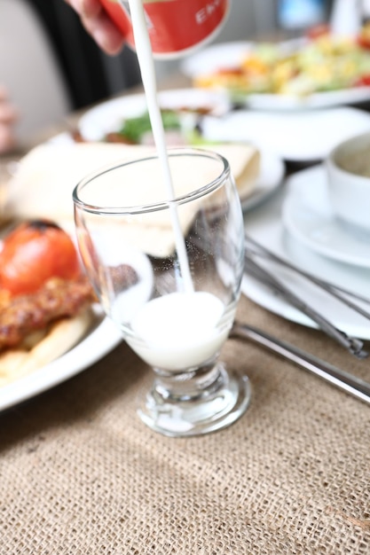 ヨーグルトで作ったトルコの飲み物アイランまたはケフィアバターミルク