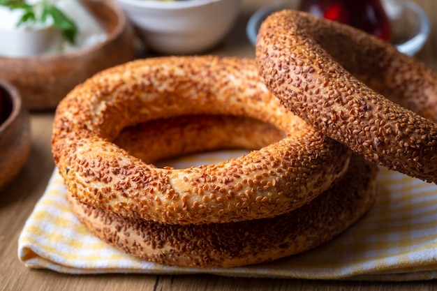 사진 터키의 패스트푸드 베이글은 시미트 (simit) 라고 불리며, 세자미와 함께 시미트 베이글 (simit with sesame bagel) 은 터키의 전통 베이커리 음식이다.