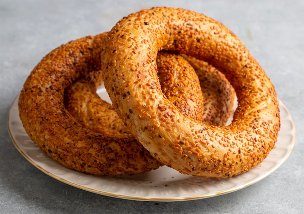 Foto bagel turco fast food chiamato simit. bagel turco simit con sesamo. il bagel è il cibo da forno tradizionale turco.