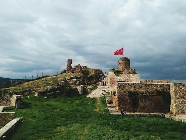 Турецкий флаг на кастамону-калеси на облачном небе