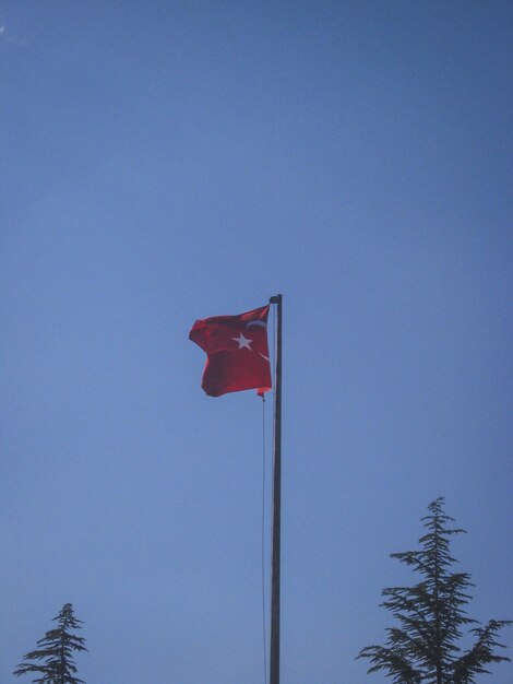 Турецкий флаг в небе Красный флаг Флаг в небе