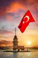 Photo turkish flag over tower